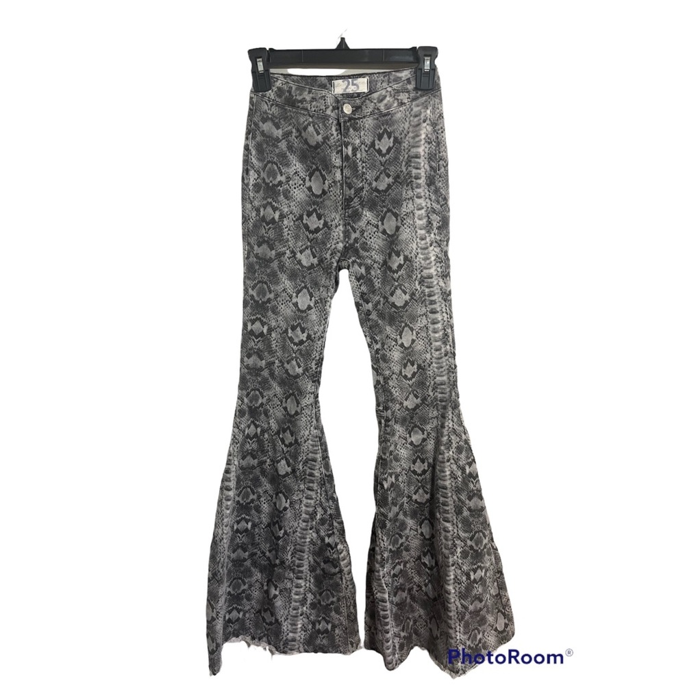 FREE PEOPLE JUST FLOAT ON FLARE DENIM SNAKE PRINT SIZE 25
